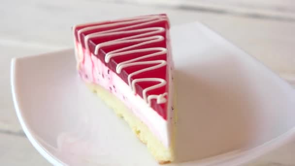 Stukje cheesecake met fijne crème. — Stockvideo