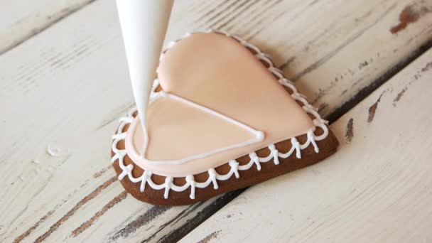 Decorazione di biscotti a forma di cuore con pizzo bianco . — Video Stock