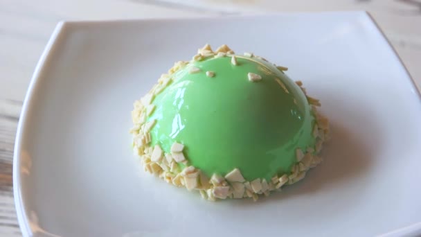 Sweet round cake with green glaze. — Stock Video