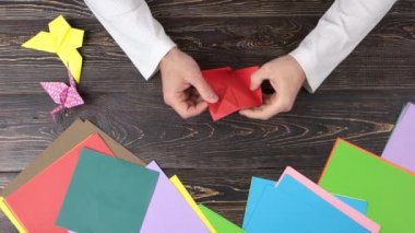 Kırmızı Kağıt Origami şekil yapma.