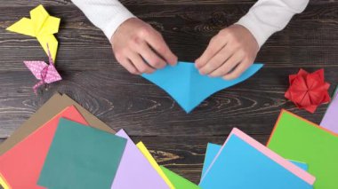 Mavi kağıt katlama origami şekil adam.