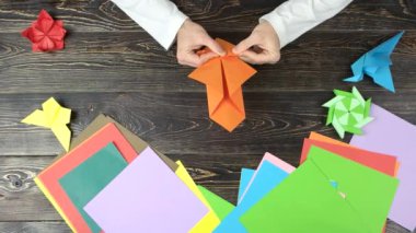 Erkek el katlama origami oyuncak.