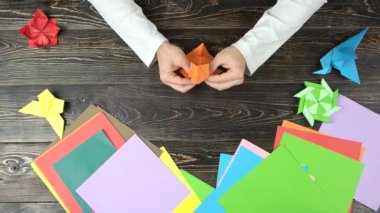 Origami yapan erkek.