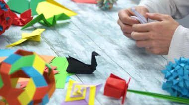 İki origami kağıt kuğu.