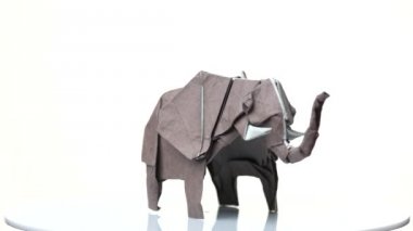Gri origami fil.