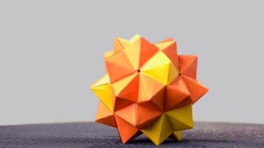 Turuncu origami keskin topu Fuar.