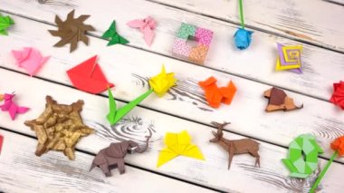 Origami figürleri ahşap üzerine topluluğu.