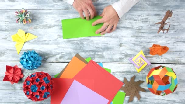 Torneamento de papel verde por mãos . — Vídeo de Stock