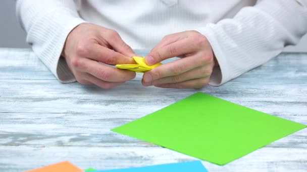 Papel plegable, creación de figura de origami . — Vídeos de Stock