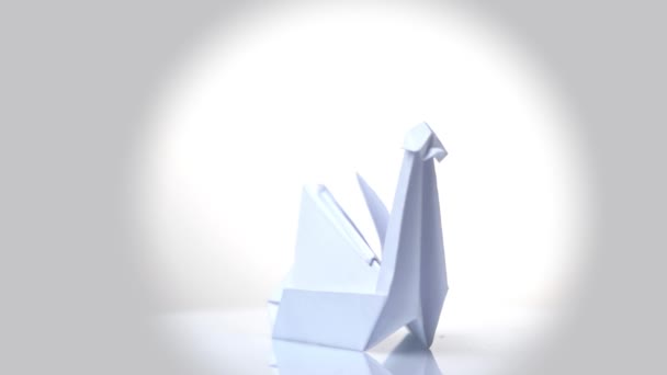 Esposizione di carta bianca origami cigno . — Video Stock