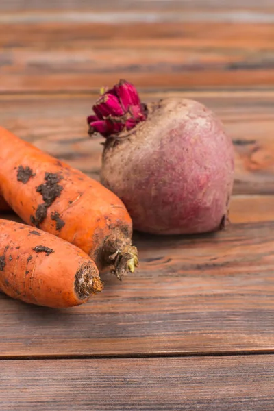 新鲜的有机胡萝卜和甜菜根在老木表面. — 图库照片