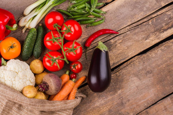 Переполненный мешок овощей
.