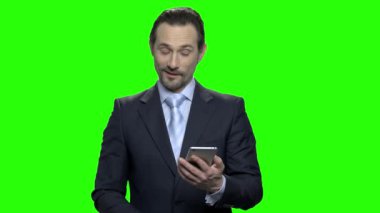 Kız arkadaşıyla sohbet olgun işadamı portresi. İşadamı aşık kur yapıyor. Yeşil ekran hromakey arka plan tuşlama için.