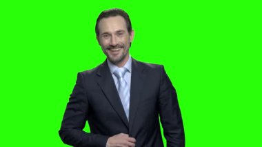 Takım elbiseli olumlu olgun adam portresi.