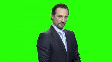İş adamı kuşkuyla görünüyor.
