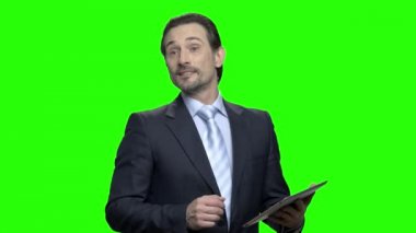 Tablet ile iyi sundu adam kameraya konuşuyor.
