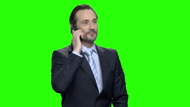 Bonito homem de negócios maduro falando ao telefone . — Vídeo de Stock