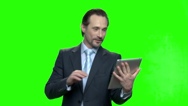 Erfolgreicher Geschäftsmann mit Tablet-Talk. — Stockvideo