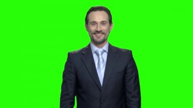Seyir ve ok işaret gösteren gülümseyen bir yetişkin adam portresi.