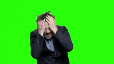 Sinir krizi ile son derece stresli işadamı portresi.