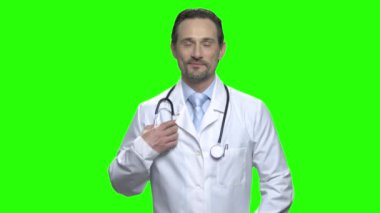 Mutlu dostu beyaz doktor stetoskop ile.