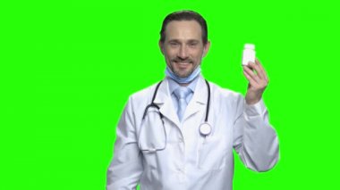 Beyaz kutu hap ile dost erkek doktor.
