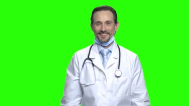Dost erkek doktor hap paketi ile gülümseyen. Tıp teşvik olumlu beyaz doktor portresi. Yeşil ekran hromakey arka plan tuşlama için.