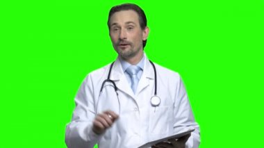 Tablet ile yakışıklı dost erkek doktor.