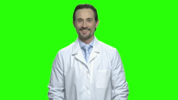 Porträt eines reifen lächelnden Arztes mit erhobenem Daumen. — Stockvideo