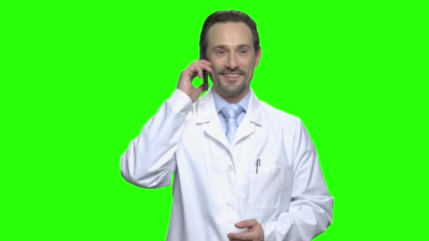 Excitado médico masculino parabenizar sua filha por telefone . — Vídeo de Stock