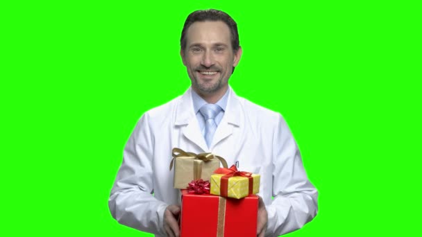 Retrato médico masculino con regalos . — Vídeo de stock