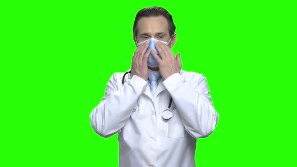 Doctor puts on medical protective mask and gloves. — Stock Video