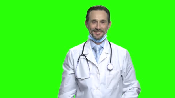 Ritratto di medico di mezza età con flacone di pillole . — Video Stock
