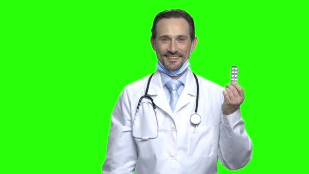 Surgeon with pack of pills. — Stock Video