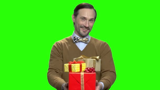 Portret van een gelukkig Kaukasische man geven geschenkdozen op camera. — Stockvideo