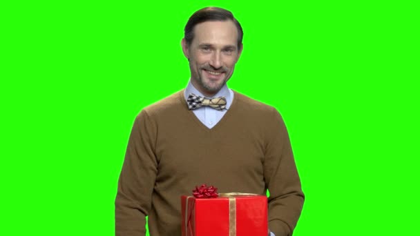 Příjemný muž dávat červené vánoční krabičce dárek. — Stock video