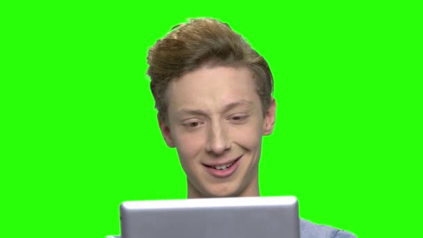 Portret uśmiechający się nastolatek z komputera typu tablet z bliska. — Wideo stockowe