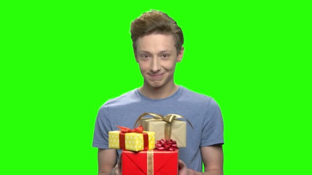 Портрет хлопчика-підлітка, що дарує подарункові коробки . — стокове відео