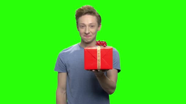 Adolescent garçon avec cadeau boîte et pouce vers le haut . — Video