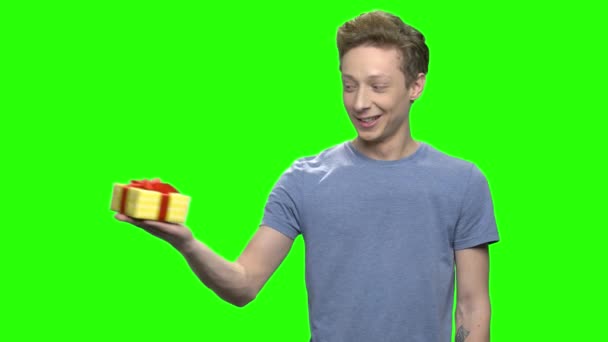 Menino adolescente feliz com caixa de presente amarelo . — Vídeo de Stock