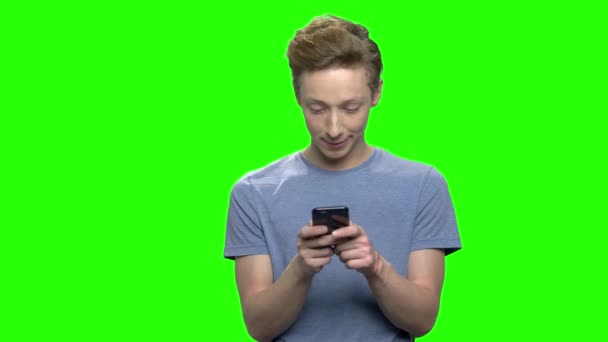 Nastoletni chłopak, grając w gry wideo na smartphone. — Wideo stockowe