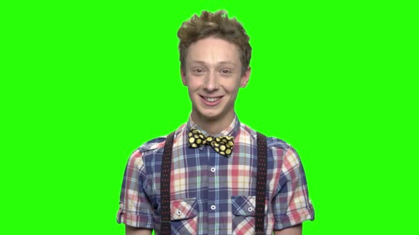 Pozitív mosolygó tizenéves fiú, divatos ruhát. — Stock videók