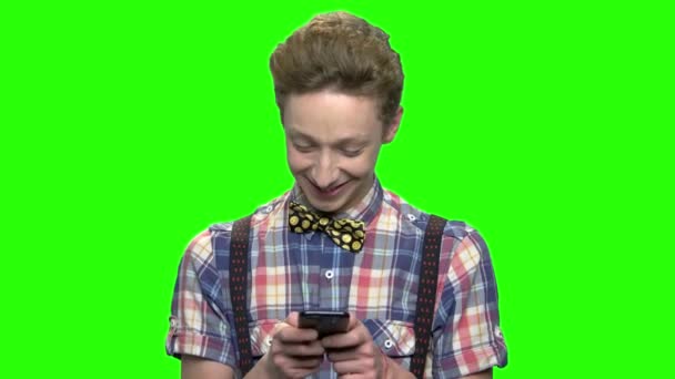 Modieuze tiener jongen texting op smartphone. — Stockvideo