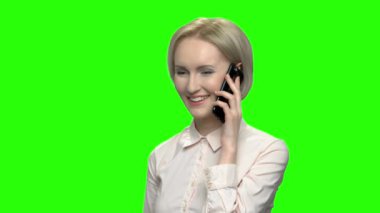 Mutlu orta yaşlı sarışın kadın telefon sohbet.