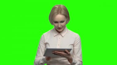 Kadın iş hoparlör tablet ile.