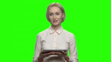 Elektronik tablet kullanma ve konuşma iş kadını.