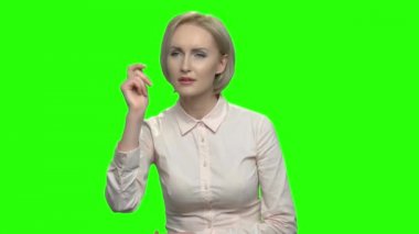 Tuşuna basarak ve görünmez bir sanal ekran swiping Olgun kadın.