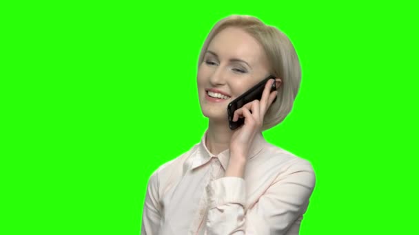 ビジネスの女性が携帯電話で話してる. — ストック動画