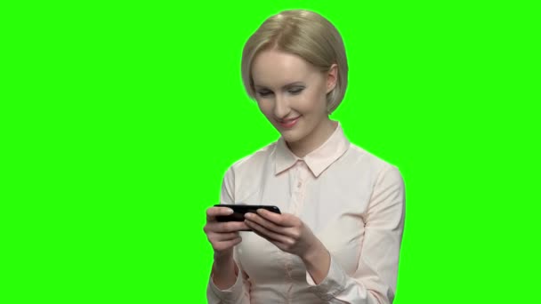 Зріла жінка вводить повідомлення на свій смартфон . — стокове відео