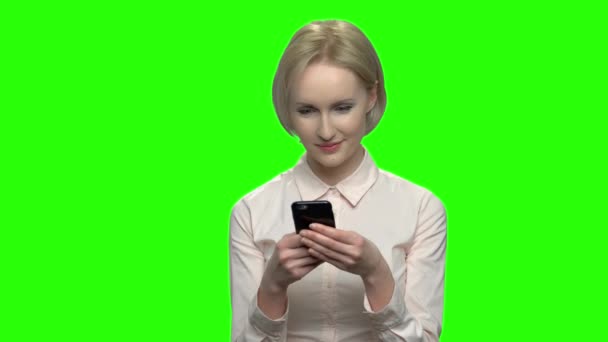 Portrait de belle femme blonde utilisant son téléphone . — Video